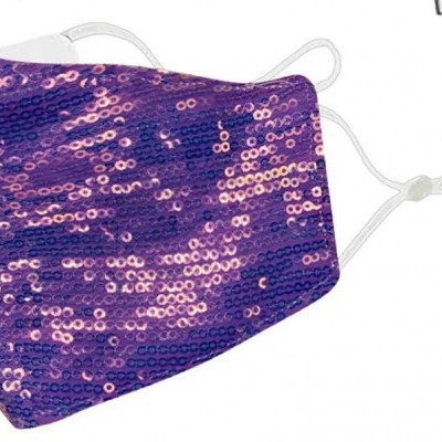 Máscara facial com lantejoulas roxas e rosa e elásticos ajustáveis brancos