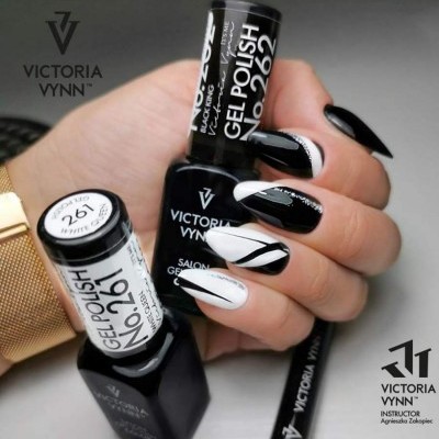 Unhas com verniz gel preto e branco e frascos de verniz da marca VICTORIA VYNN.