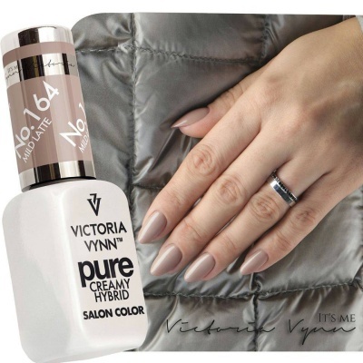 Verniz Victoria Vynn No.164 Mild Latte e mão com unhas pintadas bege rosado.