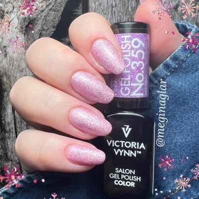Frasco de verniz de gel Victoria Vynn com unhas pintadas rosa cintilante