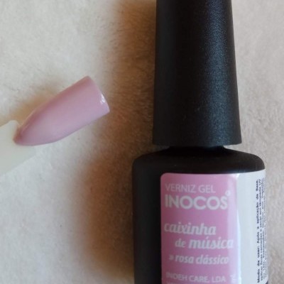 Frasco de verniz gel Inocos caixinha de música rosa clássico com amostra da cor