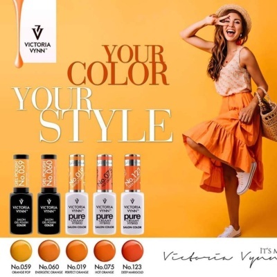Frascos de verniz gel laranja Victoria Vynn com modelo vestindo roupa laranja e chapéu em fundo laranja