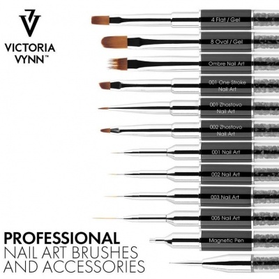 Conjunto de pincéis profissionais para nail art com cabo prateado e várias pontas diferentes da marca Victoria Vynn.