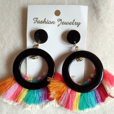 brincos pendentes circulares pretos com tasséis coloridos