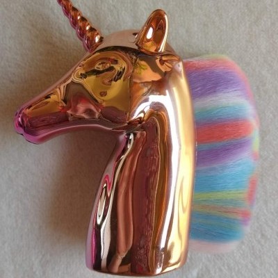 Escova unicórnio dourada com cerdas coloridas