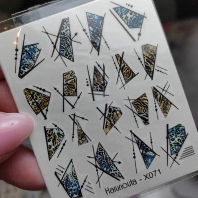Folha de autocolantes para unhas com padrões geométricos e animal print em azul, amarelo e preto