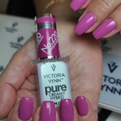 Mãos com unhas pintadas de rosa forte segurando verniz Victoria Vynn Pure Creamy Hybrid nº 220