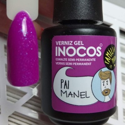 Frasco preto de verniz gel para unhas INOCOS com etiqueta roxa e texto, nome e desenho de personagem