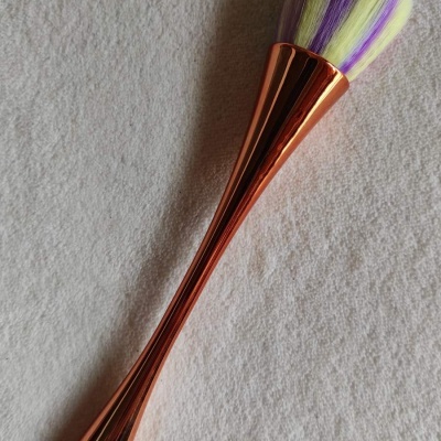 Pincel de maquilhagem com cabo dourado e cerdas coloridas