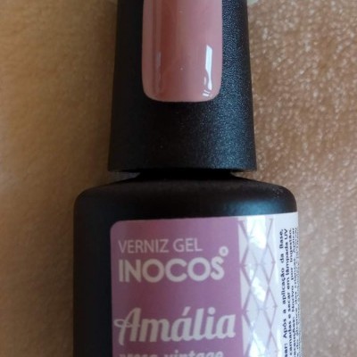 Frasco de verniz gel rosa vintage INOCOS com unha artificial pintada