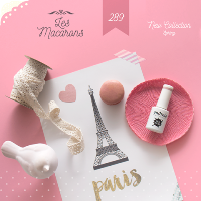 Objetos decorativos sobre fundo rosa com tema Paris e verniz de unhas