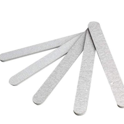 Cinco limas de unhas cinza claro com textura em leque