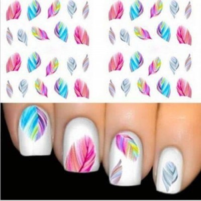 Adesivos de unhas com padrão de penas coloridas aplicados em unhas brancas.