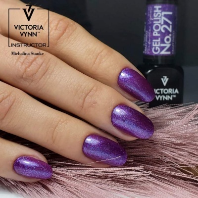 Unhas roxas cintilantes com verniz gel e frasco de verniz ao fundo