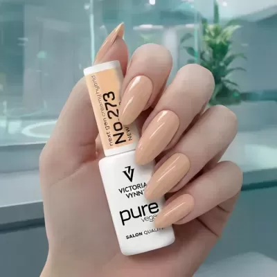 Verniz de unhas Victoria Vynn Pure Vegan número 273 com unhas esmaltadas bege