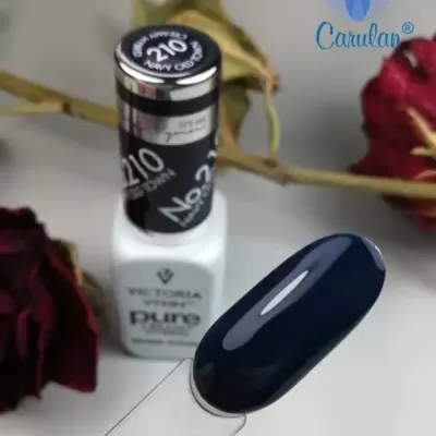 Verniz de unhas azul escuro Victoria Vynn Pure com amostra em unha artificial