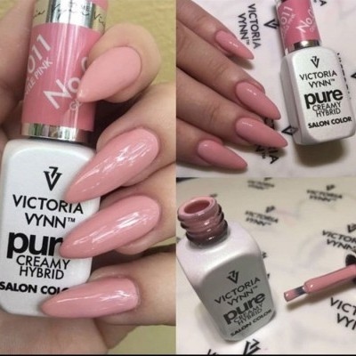 Verniz gel Victoria Vynn Pure Creamy Hybrid cor Nude Pink nº 011 com unhas pintadas rosa nude.