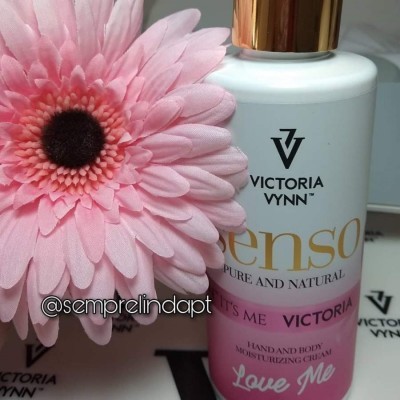 Frasco de creme Victoria Vynn rosa e branco com tampa dourada e flor cor-de-rosa