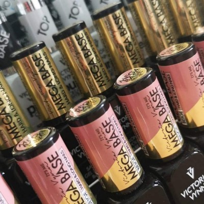 Frascos de base de esmalte de unhas Victoria Vynn Mega Base com rótulos dourados e rosas em fila