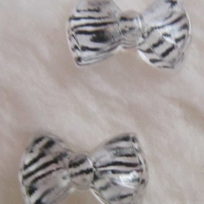 Dois laços pequenos às riscas em preto e branco