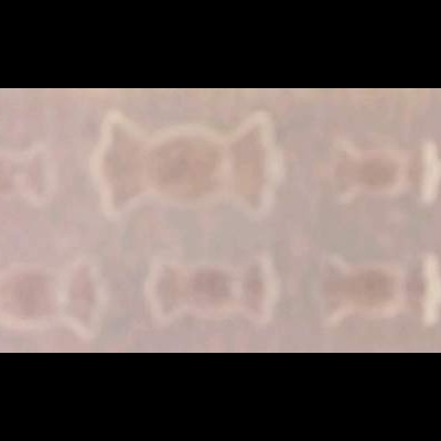 Padrão repetido desfocado de laços ou doces em fundo rosa.