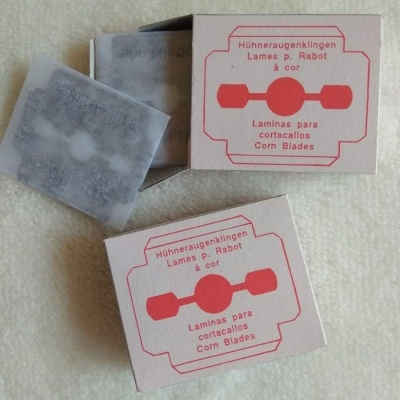 Caixas de lâminas para cortacallos com texto multilingue, lâminas dentro de embalagem plástica