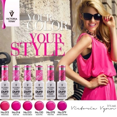 Vernizes para unhas Victoria Vynn Pure Stylo em várias tonalidades de rosa ao lado de mulher loira com vestido rosa e óculos escuros