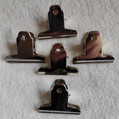 Cinco molas metálicas prateadas sobre fundo branco