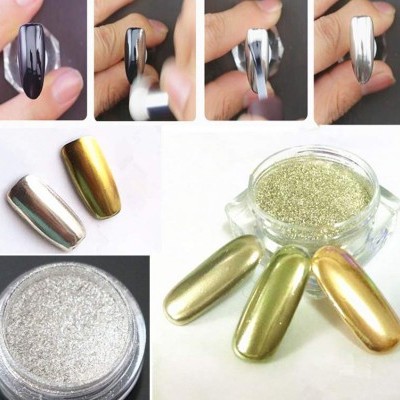 Unhas decoradas com pó cromado metálico em prata e dourado, com recipiente de pó dourado e demonstração em mãos