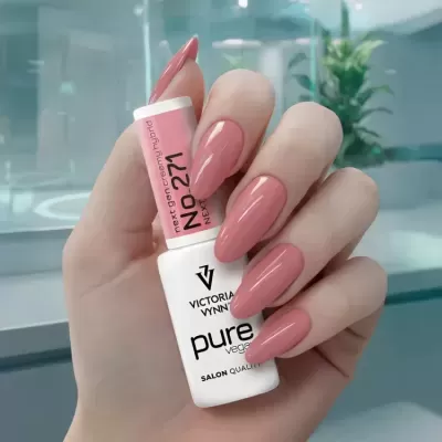 Frasco de verniz de unhas VICTORIA VYNN pure vegan rosa NO 271 com mão e unhas pintadas na mesma cor