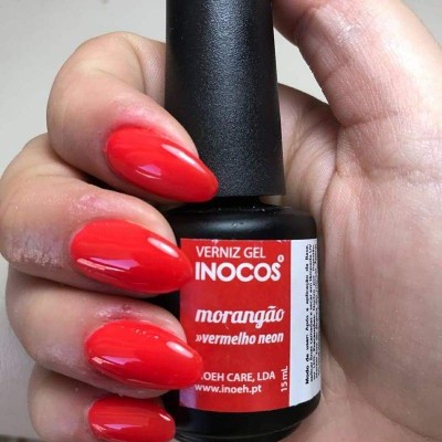 Verniz gel vermelho neon Inocos morangão em frasco de 15 ml e unhas pintadas da mesma cor