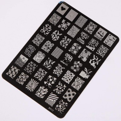 Placa de estampagem de unhas preta com vários desenhos brancos variados.