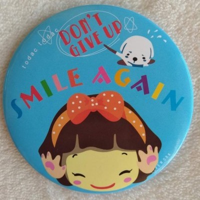 Botão azul com ilustração de menina e cão, texto motivacional colorido