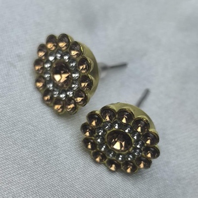 Brincos circulares dourados com pedras douradas e prateadas em fundo branco