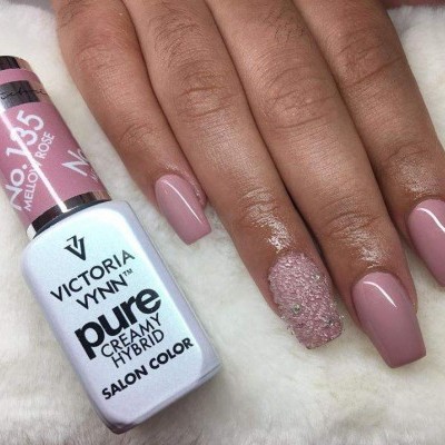 Unhas compridas verniz rosado e textura brilhante com frasco de verniz Victoria Wynn ao lado