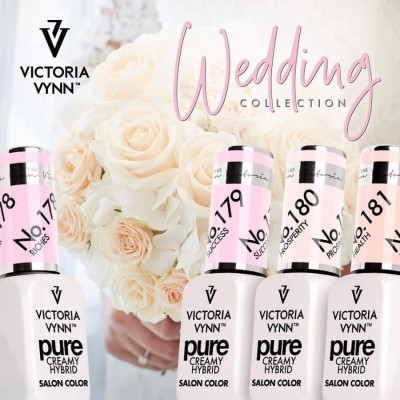Frascos de verniz para unhas Victoria Vynn Pure Creamy Hybrid com flores brancas ao fundo e texto Wedding Collection