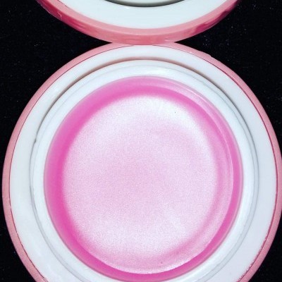 Compacto de maquilhagem rose gold com espelho e produto cor-de-rosa