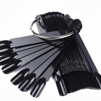 Amostras de unhas artificiais pretas em argola