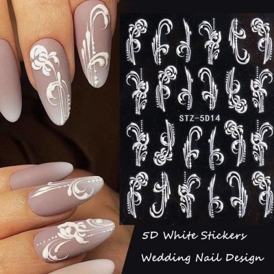 Adesivos 5D brancos para unhas com designs florais aplicados em unhas pintadas em tons nude e rosa claro