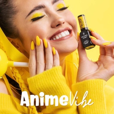 Mulher com maquilhagem e unhas amarelas segurando verniz de unhas Victoria Vynn com fundo amarelo