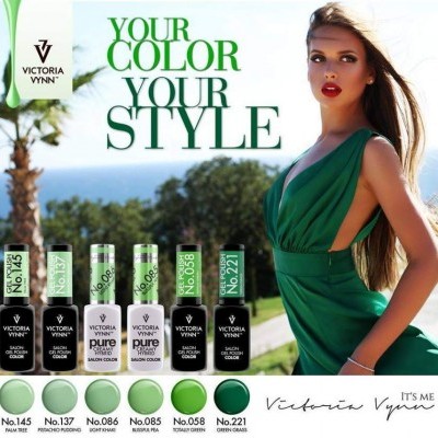 Frascos de verniz da Victoria Vynn com modelo feminina em vestido verde junto ao mar e árvores.
