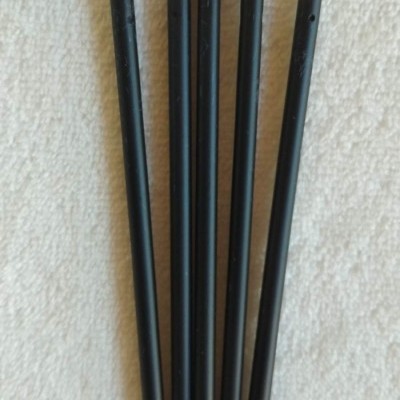 Cinco aplicadores com cabo preto e ponta de espuma