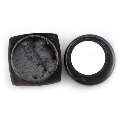 Pote preto aberto com creme preto e tampa com espelho