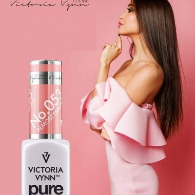 Frasco de esmalte Victoria Vynn e mulher de perfil em vestido rosa. 