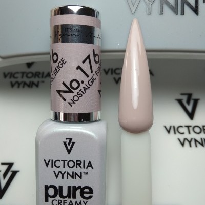 Esmalte Victoria Vynn pure creamy hybrid bege claro No 176 Nostalgic Beige com amostra de cor em unha artificial