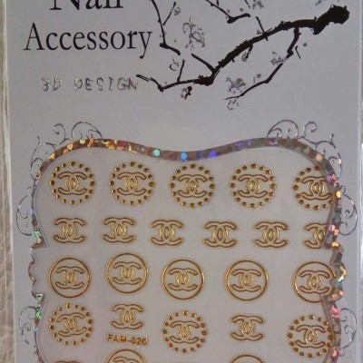 Embalaem de acessórios para unhas com vários adesivos dourados com símbolo CC em fundo branco