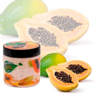 Esfoliante corporal Wokali de papaia em frasco com tampa preta, papaias cortadas e papaia verde ao fundo