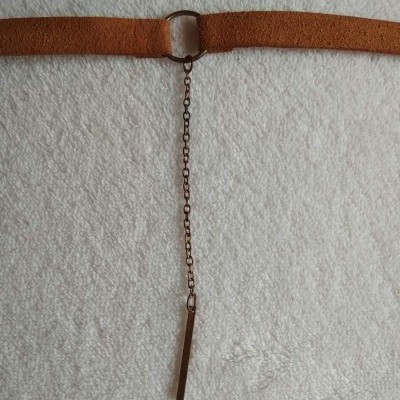 Colar em camurça castanha com corrente e pendente metálico