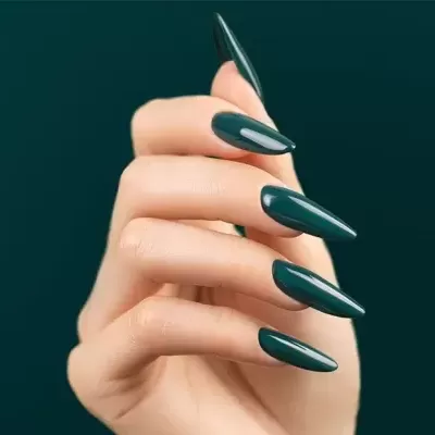 Mão com unhas longas pintadas de verde escuro