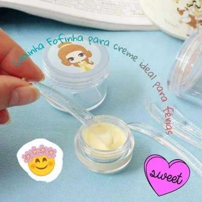 frasco pequeno transparente com creme amarelo e espátula, texto e adesivos decorativos